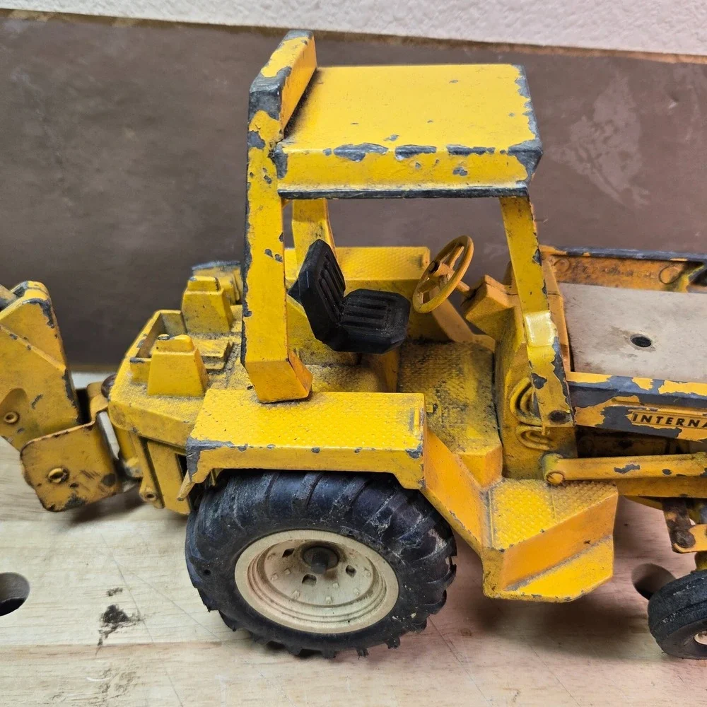 Vintage Ertl International Harvester IH Model #472 Backhoe Die-Cast READ